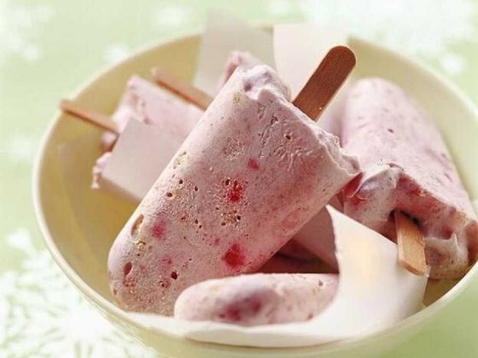 Helado de limón con frambuesas para los días de calor