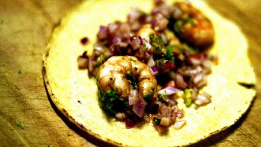 Tacos de gambas y coliflor