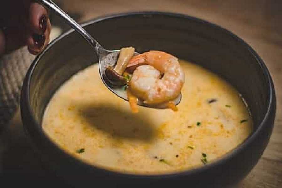 Sopa de cebolla con camarones: deliciosa receta para cenar