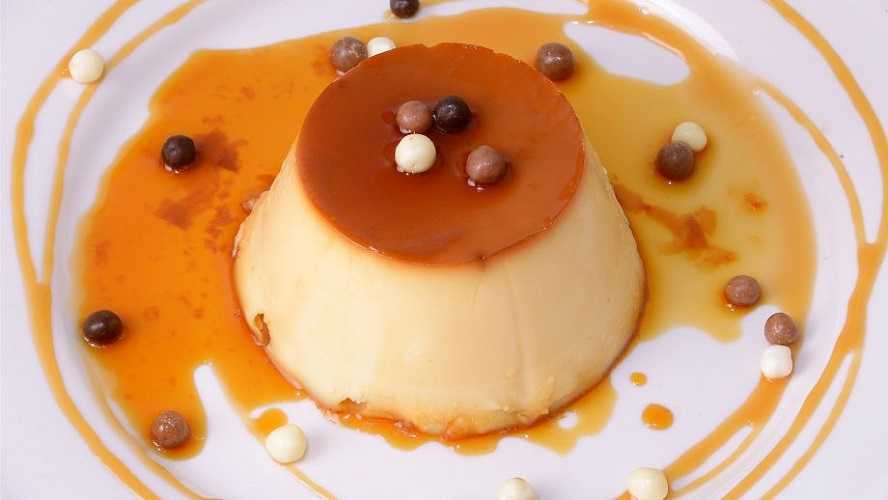 Flan cremoso con doble caramelo