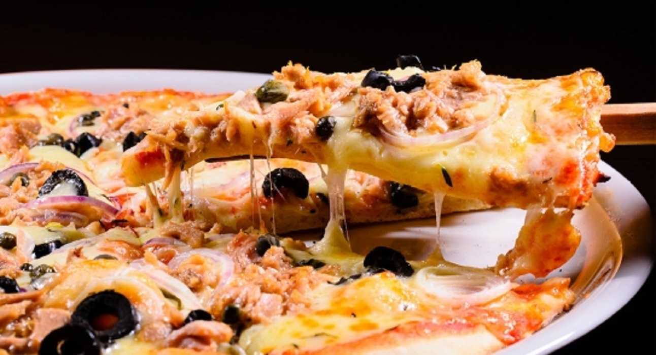 Pizza de atún con aceitunas negras: receta para toda la familia