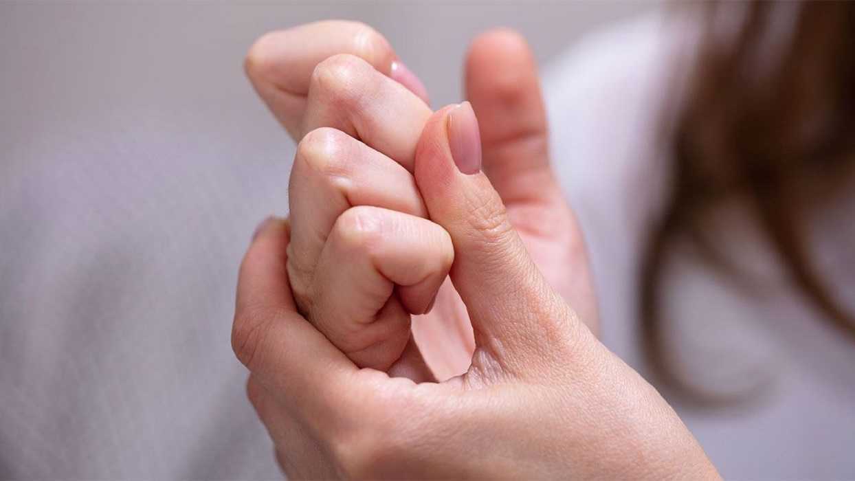 Crujirse los dedos: conoce la explicación científica