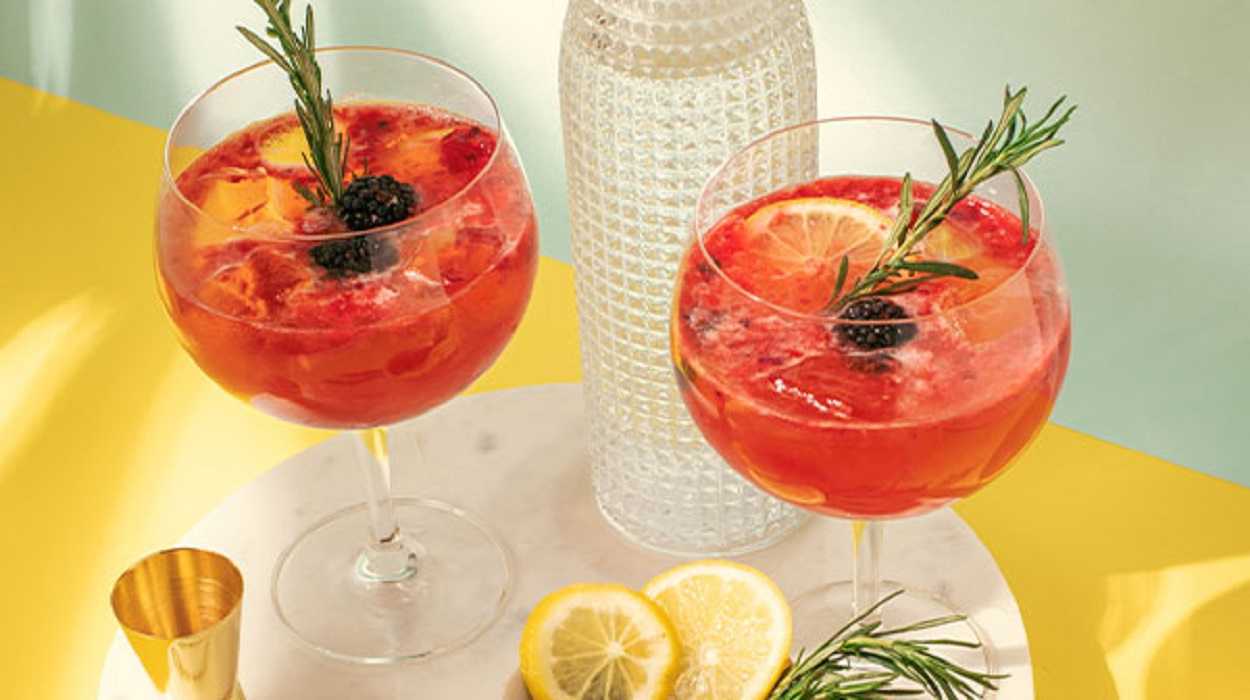 Gin tonic de frutos rojos: deliciosa bebida para los días de calor