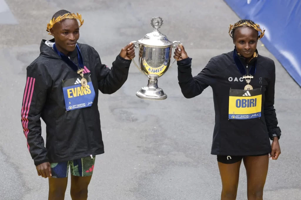 Los kenianos Evans Chebet (i) y Hellen Obiri (d) celebran tras ganar la 127 edición del Maratón de Boston, este 17 de abril de 2023, en Boston, Massachusetts (EE.UU.). EFE/Herb Swanson