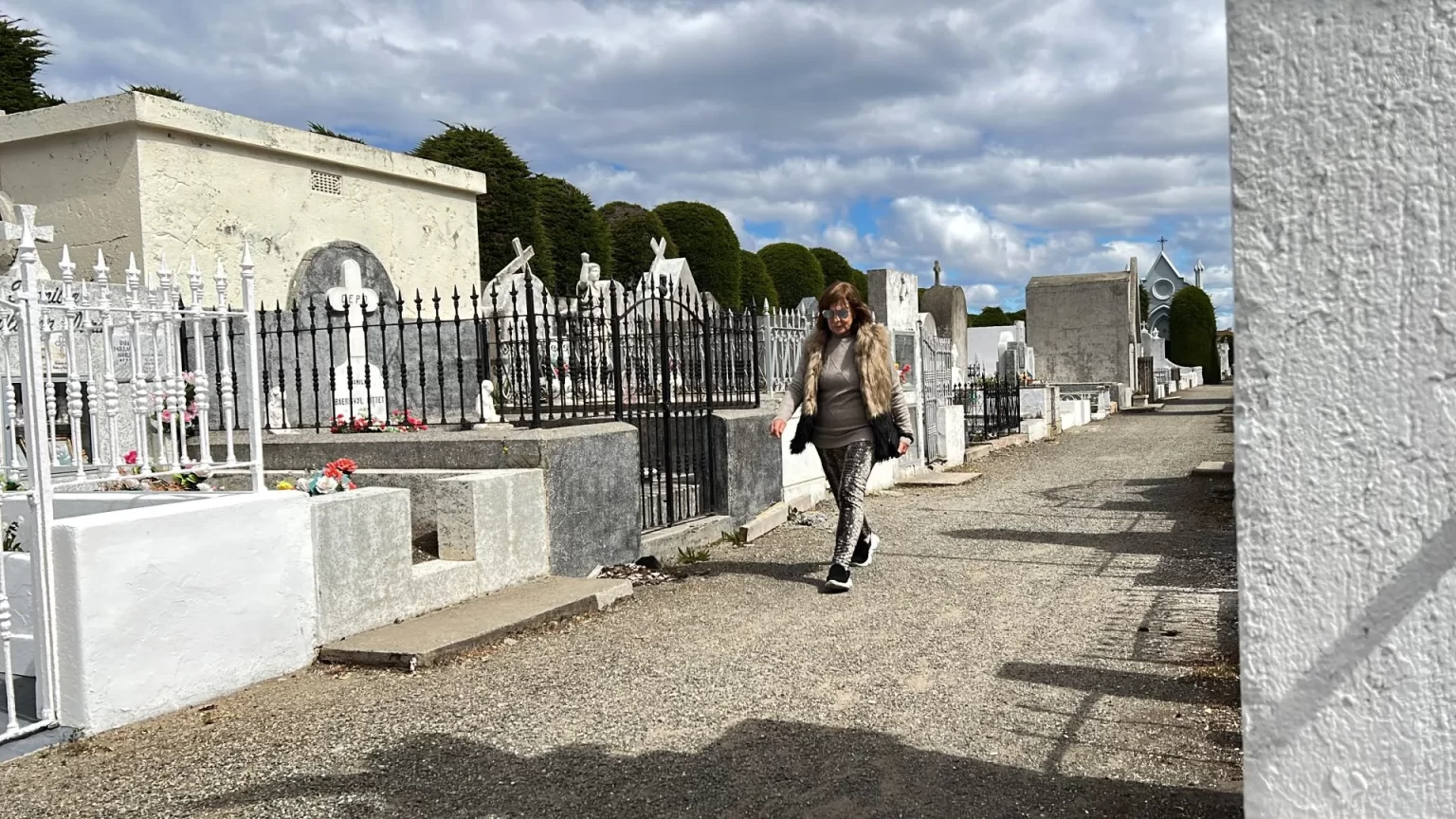 Una mujer camina por el cementerio Sara Braun, el 9 de diciembre 2022, en la ciudad de Punta Arenas (Chile). EFE/Rodrigo Saez