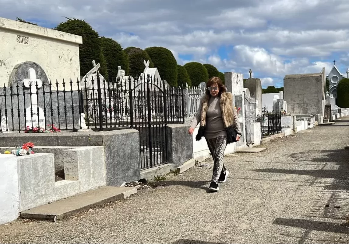 Una mujer camina por el cementerio Sara Braun, el 9 de diciembre 2022, en la ciudad de Punta Arenas (Chile). EFE/Rodrigo Saez