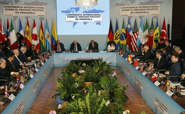 El presidente colombiano, Gustavo Petro (der-centro), participa en la inauguración de la Conferencia Internacional sobre el Proceso Político en Venezuela, hoy en Bogotá (Colombia). EFE/Mauricio Dueñas Castañeda