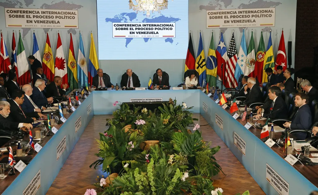 El presidente colombiano, Gustavo Petro (der-centro), participa en la inauguración de la Conferencia Internacional sobre el Proceso Político en Venezuela, hoy en Bogotá (Colombia). EFE/Mauricio Dueñas Castañeda