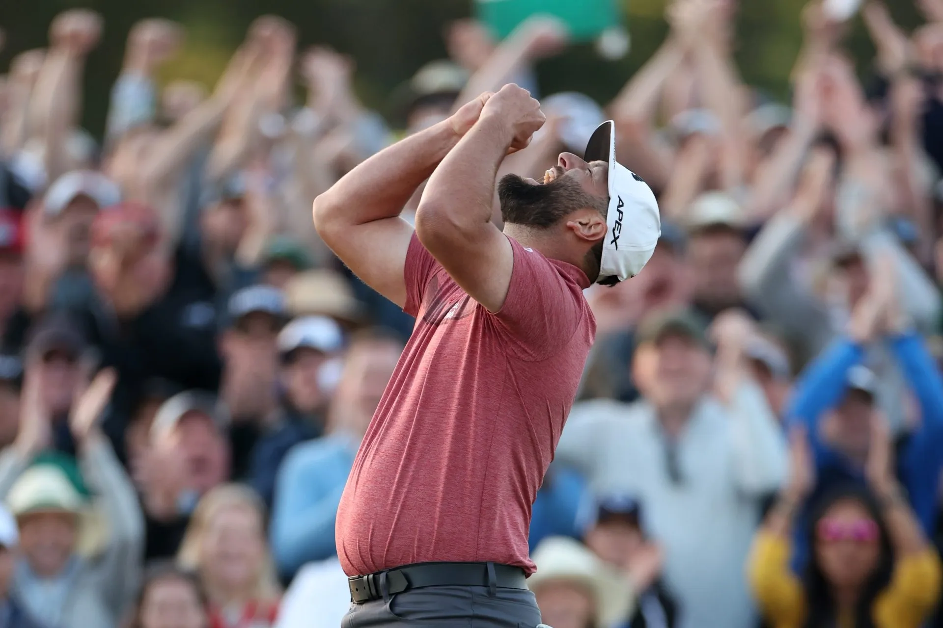 El golfista español Jon Rahm celebra en el hoyo 18 después de ganar el Masters de Augusta. EFE/Justin Lane