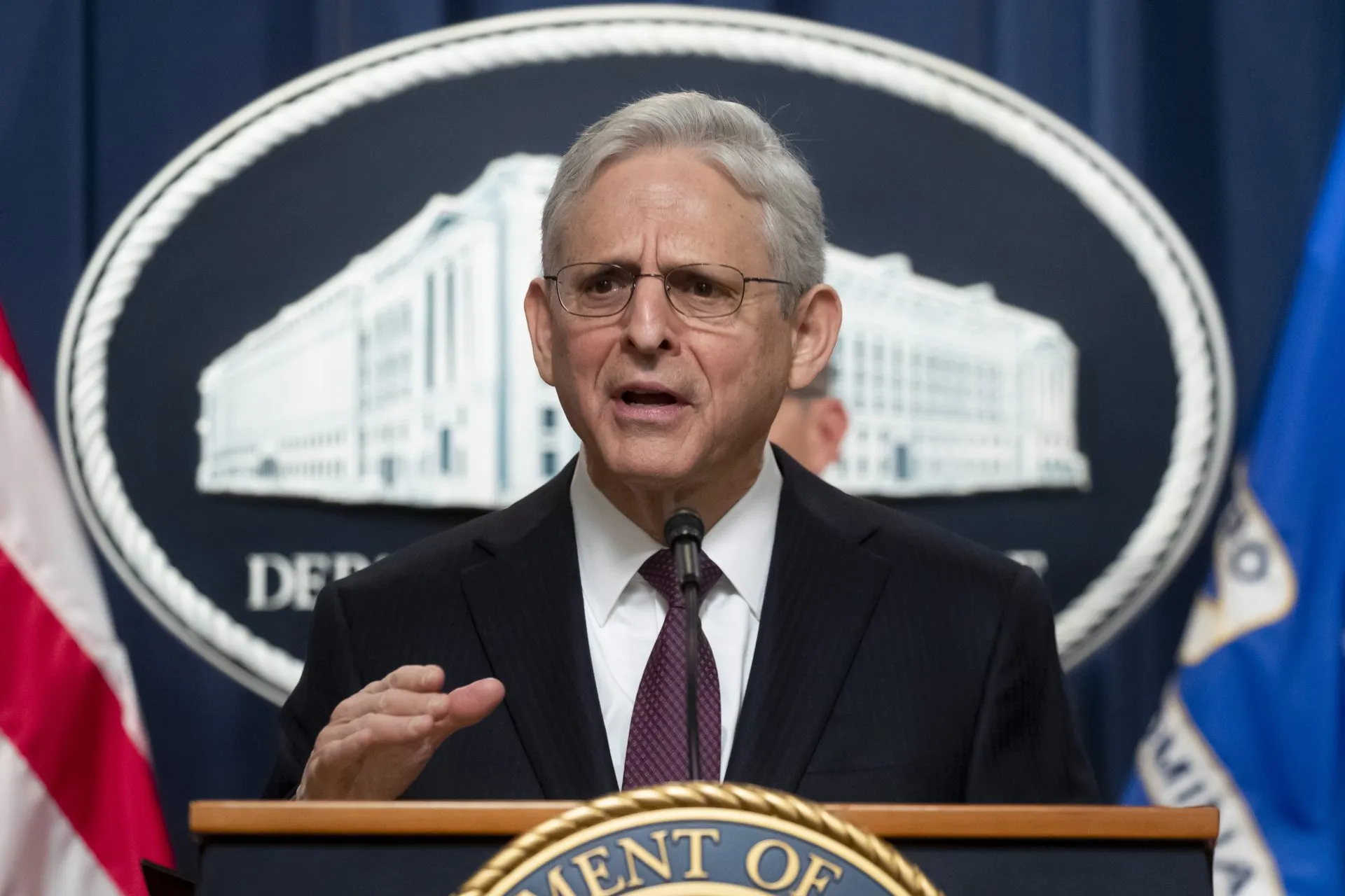 El fiscal general de Estados Unidos, Merrick Garland (c), habla en conferencia de prensa en el Departamento de Justicia, en Washington (EE.UU.). EFE/EPA/Michael Reynolds