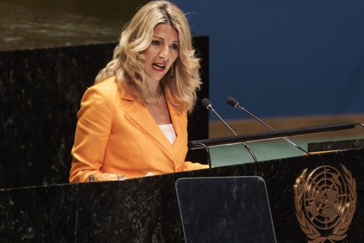 La ministra española de Trabajo y Economía Social, Yolanda Díaz, pronuncia un discurso ante la Asamblea General de las Naciones Unidas. EFE/JUSTIN LANE
