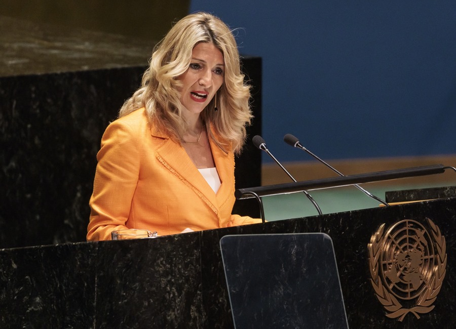 La ministra española de Trabajo y Economía Social, Yolanda Díaz, pronuncia un discurso ante la Asamblea General de las Naciones Unidas. EFE/JUSTIN LANE