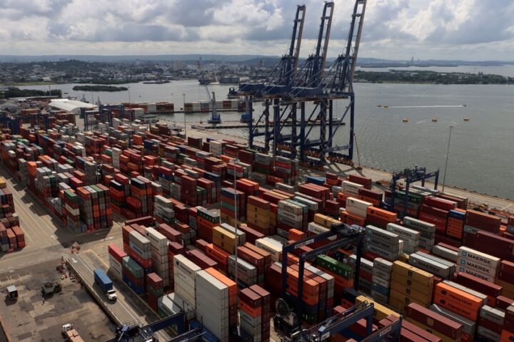 Vista de contenedores en el puerto de Cartagena (Colombia), en una fotografía de archivo. EFE/Ricardo Maldonado Rozo