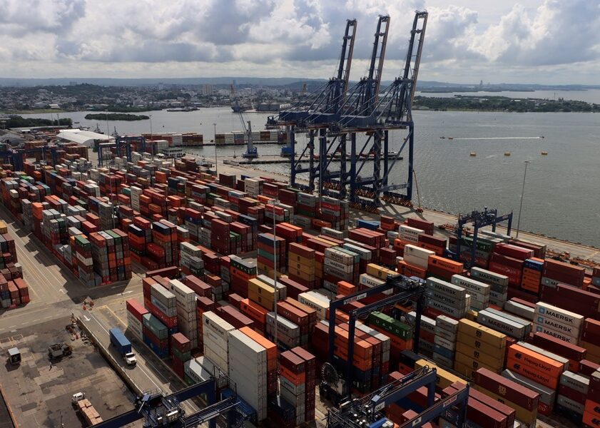 Vista de contenedores en el puerto de Cartagena (Colombia), en una fotografía de archivo. EFE/Ricardo Maldonado Rozo