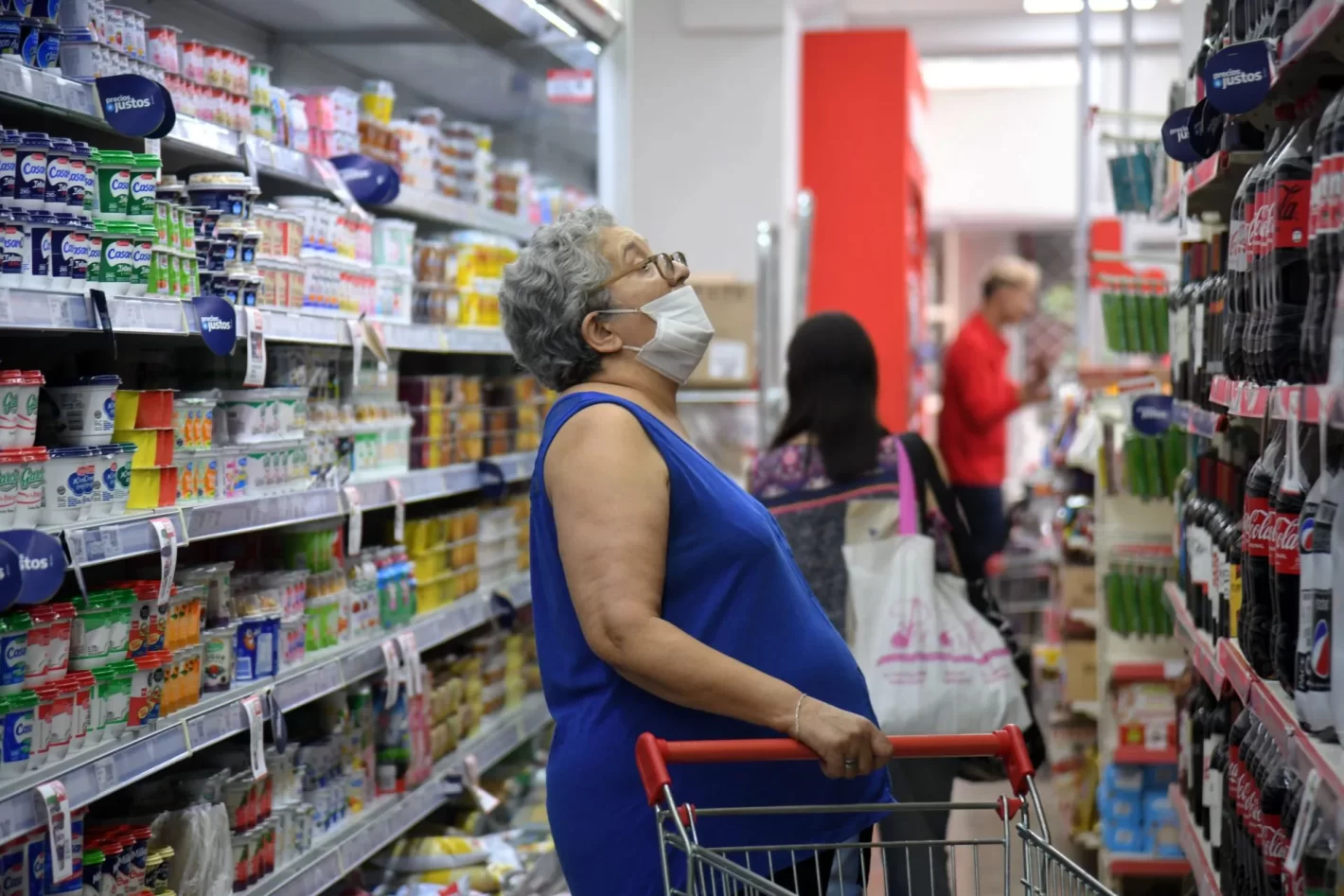 Personas hacen compras en un almacén de Buenos Aires (Argentina), en una fotografía de archivo. EFE/Enrique García Medina