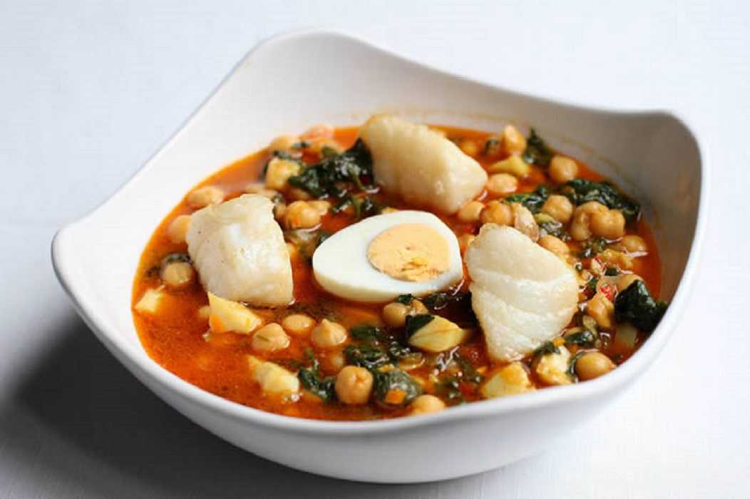 Potaje de garbanzos con bacalao y espinacas, así se prepara