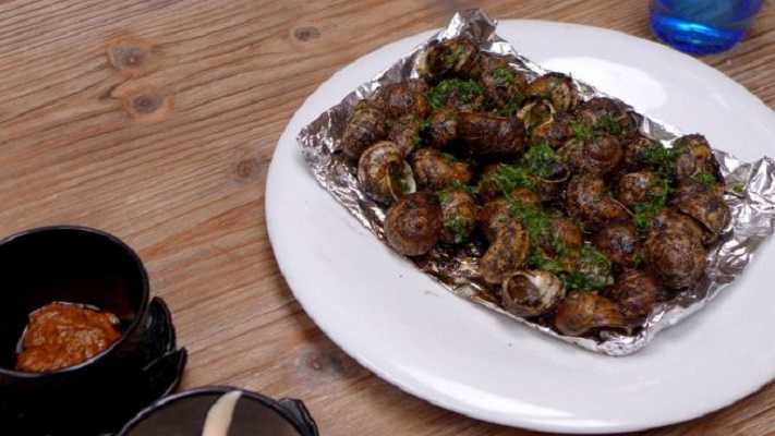 Caracoles con salsa de mantequilla y perejil