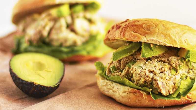 Bagel con ensalada de garbanzos
