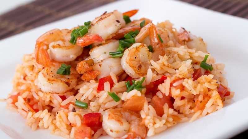 Arroz rojo con camarones