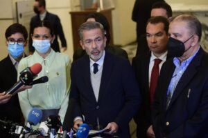 Delegación de la oposición se reunirá con Gustavo Petro