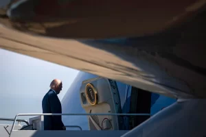 El presidente de EE.UU., Joe Biden, aborda el Air Force One en Maryland, para partir hacia Belfast, este 11 de abril de 2023. EFE/Al Drago/Pool