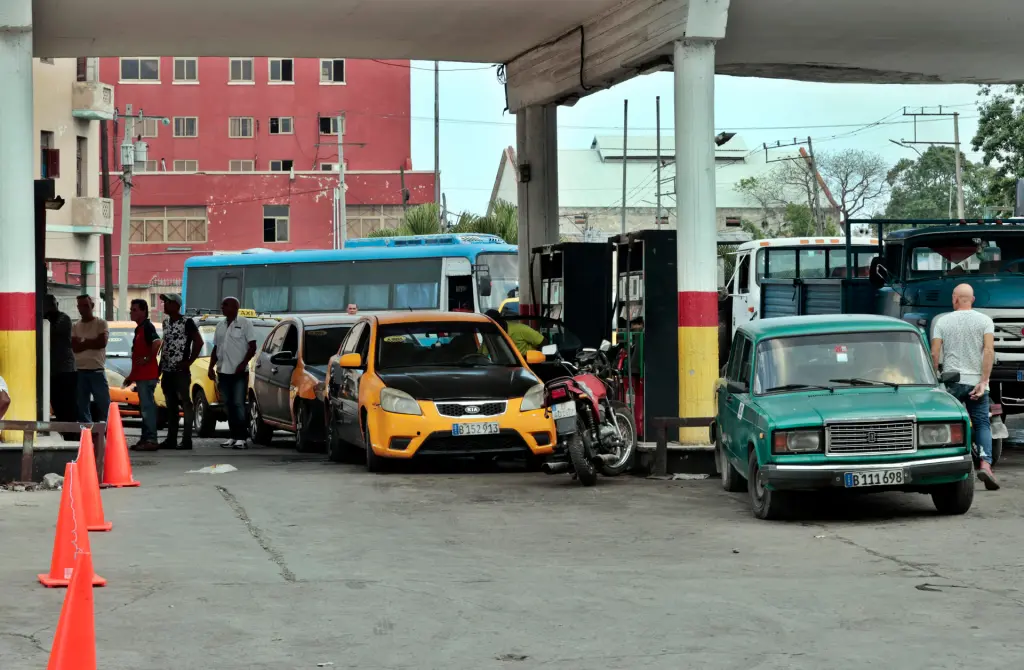 Varios autos esperan para echar combustible en un servicentro, hoy en La Habana (Cuba). EFE/Ernesto Mastrascusa