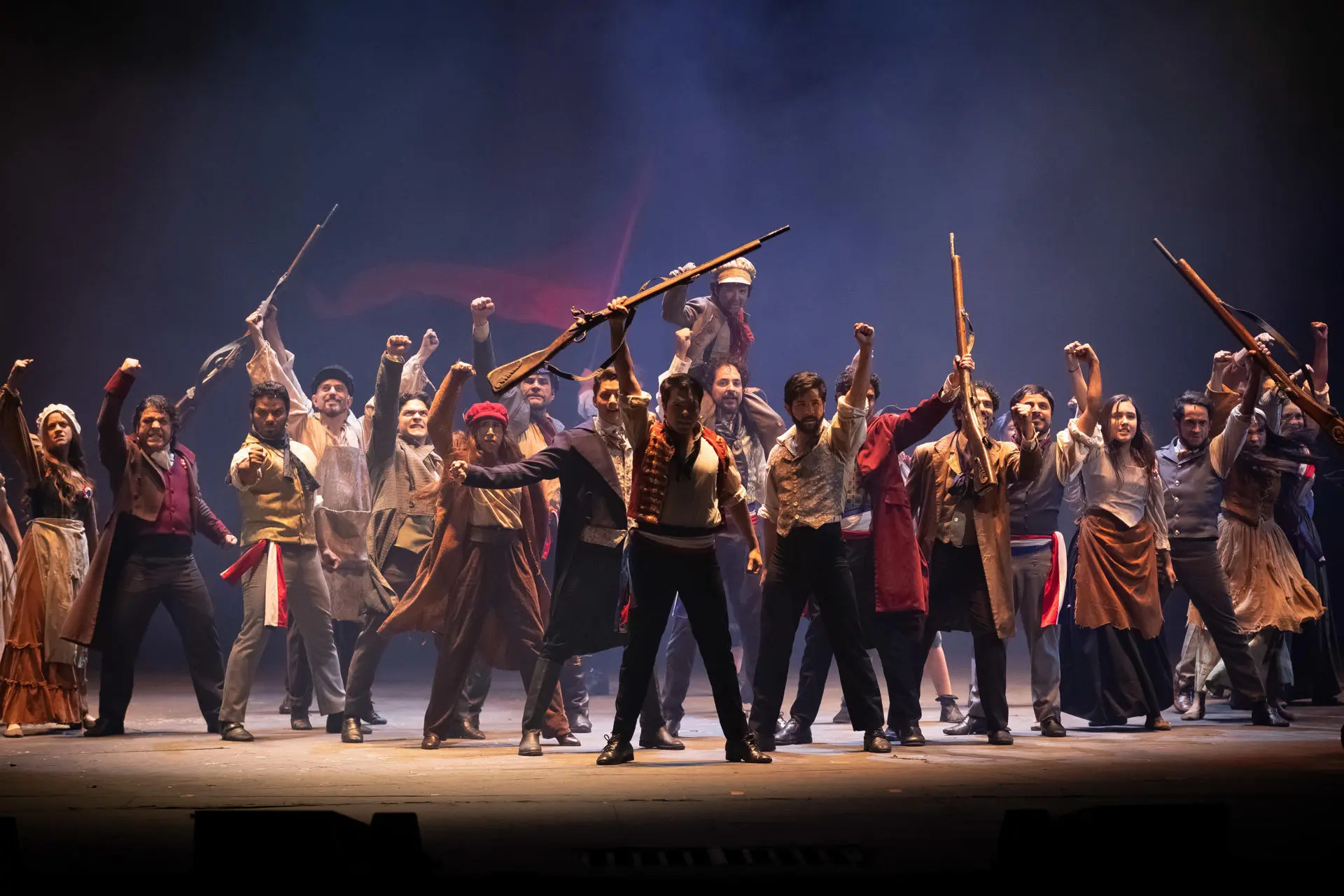 Artistas se presentan durante el musical Los Miserables, el 14 de abril de 2023, en el Teatro Teresa Carreño, en Caracas (Venezuela). EFE/Rayner Pena R