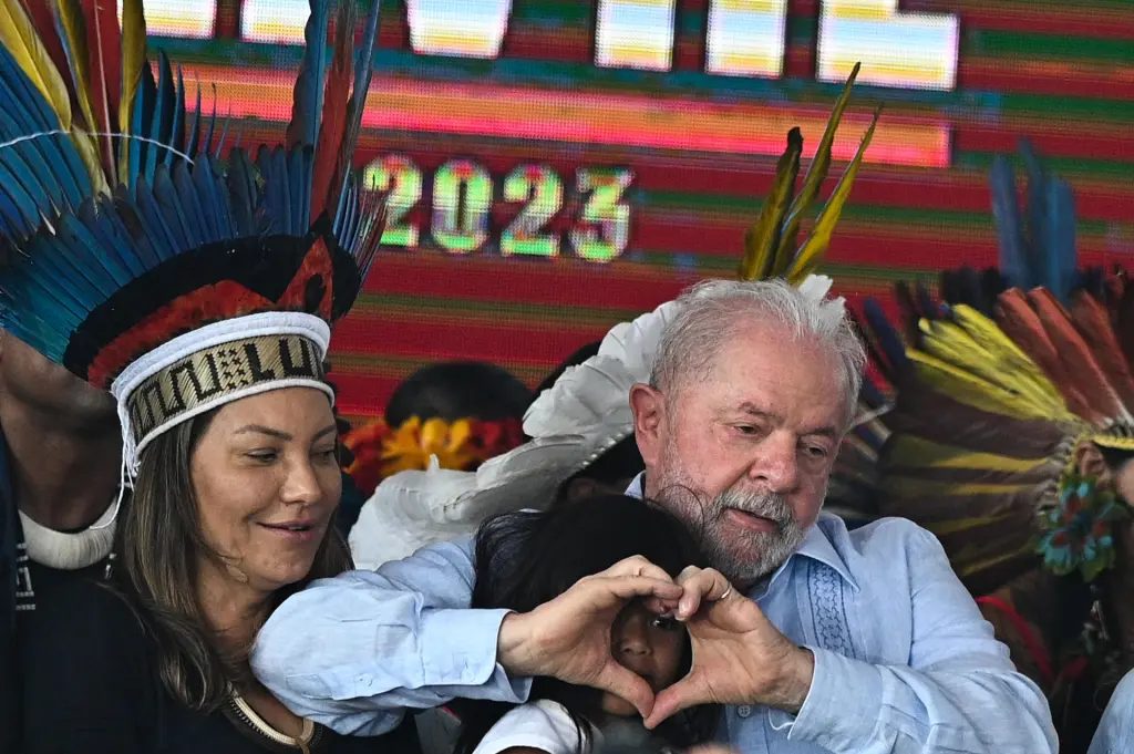 El presidente de Brasil, Luiz Inácio Lula da Silva (d), y su esposa, Rosangela Lula da Silva (i), participan en la ceremonia de clausura de la 19ª edición del Campamento Tierra Libre 2023, en Brasilia (Brasil). EFE/ Andre Borges
