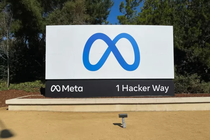 Fotografía de archivo del logo de Meta, el conglomerado tecnológico que agrupa a Facebook, Instagram y WhatsApp, en la entrada de su sede principal, en Menlo Park (California, EE.UU.) EFE/John G. Mabanglo