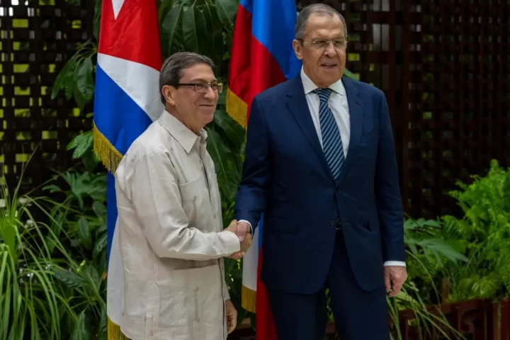 El ministro de Relaciones Exteriores de Rusia, Serguéi Lavrov (d), y el ministro de Relaciones Exteriores de Cuba, Bruno Rodríguez, participan en un encuentro bilateral hoy, en La Habana (Cuba). EFE/Ramón Espinosa/Pool