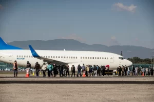 Vista de un grupo de personas deportadas procedentes de Estados Unidos, en una fotografía de archivo. EFE/Esteban Biba