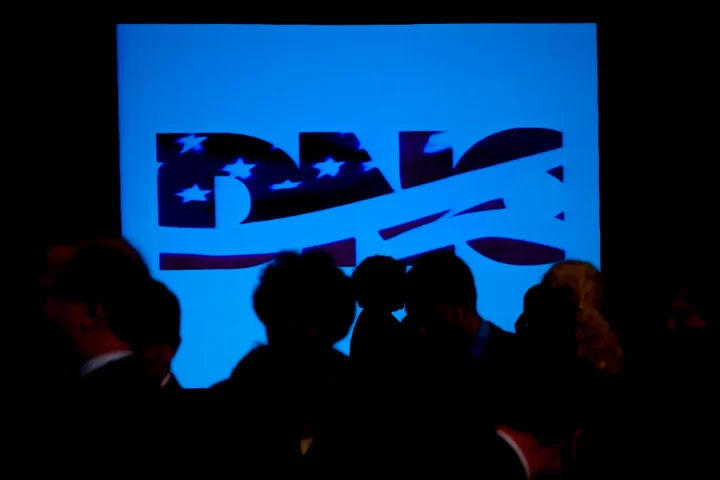 Vista del logo del Comité Nacional Demócrata (DNC, por sus siglas en inglés) , en una fotografía de archivo. EFE/Brendan Smialowski