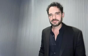El actor colombiano Manolo Cardona posa durante una entrevista con EFE, el 25 de abril de 2023, en Miami, Florida (EE.UU.). EFE/Alicia Civita