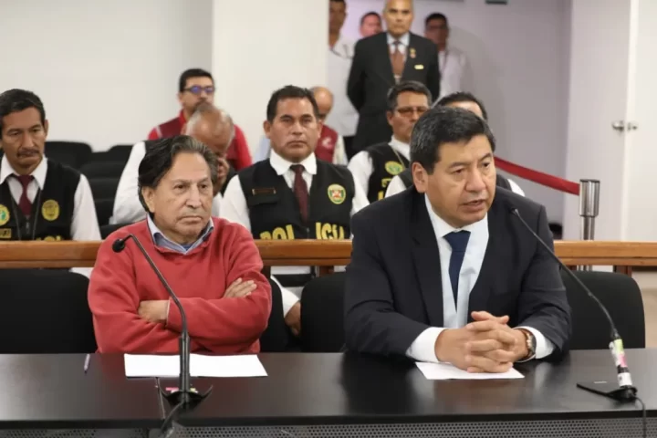 Fotografía cedida por el Poder Judicial de Perú, que muestra al expresidente peruano Alejandro Toledo (i) mientras asiste a la audiencia dirigida para realizar el procedimiento de control de su identidad. EFE/Poder Judicial de Perú