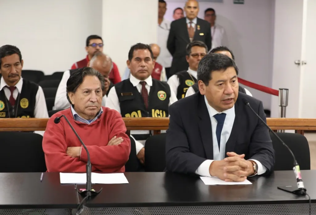 Fotografía cedida por el Poder Judicial de Perú, que muestra al expresidente peruano Alejandro Toledo (i) mientras asiste a la audiencia dirigida para realizar el procedimiento de control de su identidad. EFE/Poder Judicial de Perú