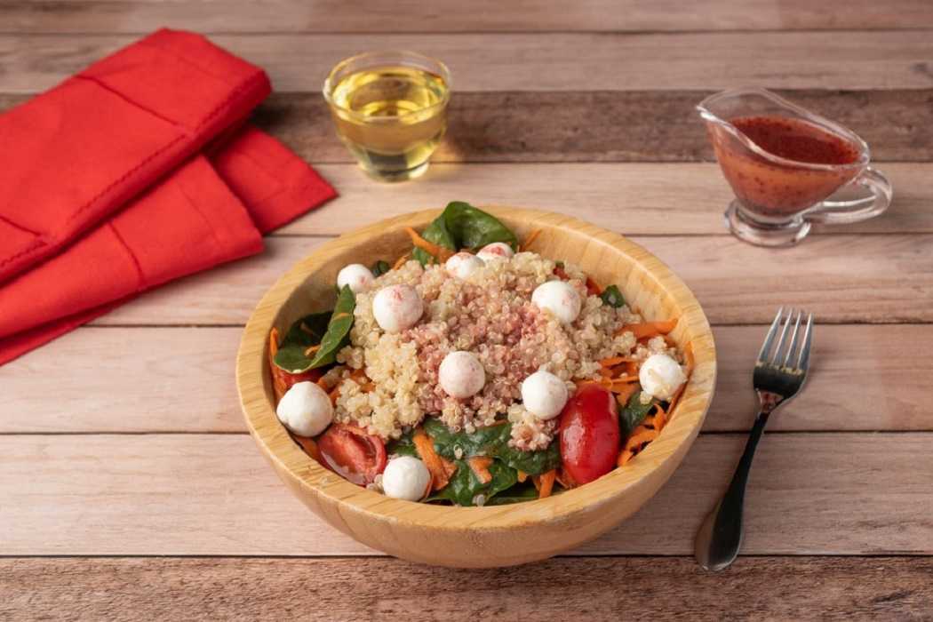 Ensalada de quinoa y espinacas: rica receta para una cena ligera