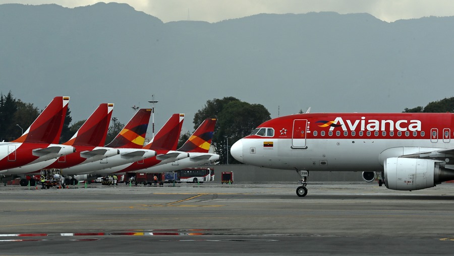Un avión de la aerolínea Avianca aterriza en el aeropuerto El Dorado, en una fotografía de archivo. EFE/ Mauricio Dueñas Castañeda