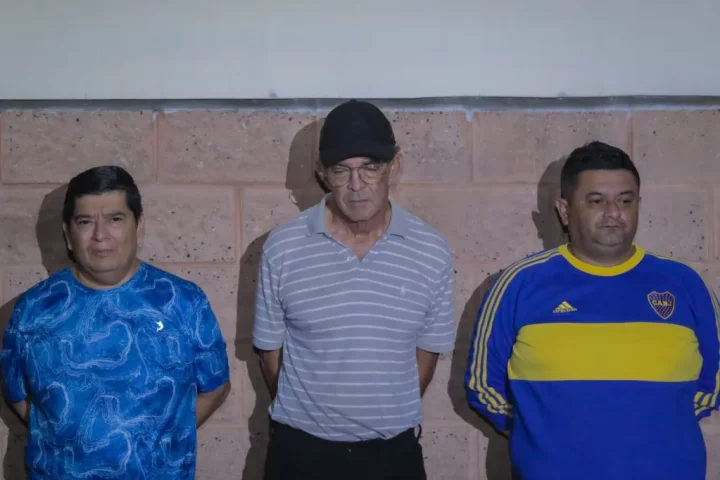 Fotografía cedida por la Fiscalía General de El Salvador que muestra al presidente del equipo Alianza FC Pedro Hernández (i), Reynaldo Avelar Contreras, gerente general de Estadios Deportivos de El Salvador, y Edwin Abarca Ventura (d), gerente de seguridad de Alianza FC, tras su detención hoy, en San Salvador (El Salvador). EFE/Cortesía Fiscalía de El Salvador