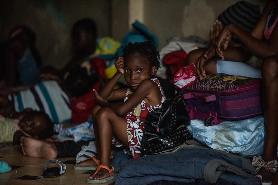 Una niña permanece en un refugio junto a más de 1200 personas en Puerto Príncipe, en una fotografía de archivo. EFE/Johnson Sabin