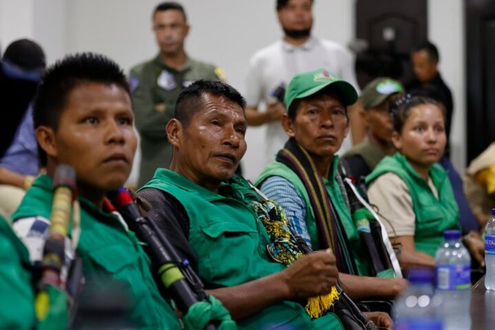 Pobladores indígenas reciben capacitación para unirse a los grupos de búsqueda de los menores perdidos en la selva tras un accidente aéreo, el 21 de mayo de 2023, en San José del Guaviare (Colombia). EFE/Mauricio Dueñas Castañeda