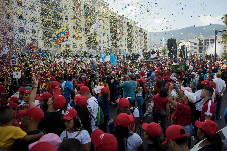 Personas participan durante una manifestación en apoyo al gobierno nacional en Caracas (Venezuela). EFE/ Miguel Gutierrez