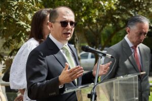 Fotografía cedida hoy por la Fiscalía de Colombia que muestra al fiscal general de Colombia, Francisco Barbosa, mientras habla durante una rueda de prensa en Bogotá (Colombia). EFE/Fiscalía de Colombia