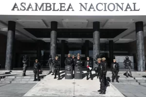 Policías vigilan los exteriores de la sede de la Asamblea Nacional (Parlamento), hoy, en Quito (Ecuador). EFE/José Jácome