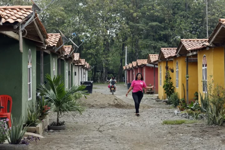 Yira Berbel camina por el barrio conocido popularmente como "Las casitas", en Santa María La Nueva (Colombia). EFE/Mauricio Dueñas Castañeda
