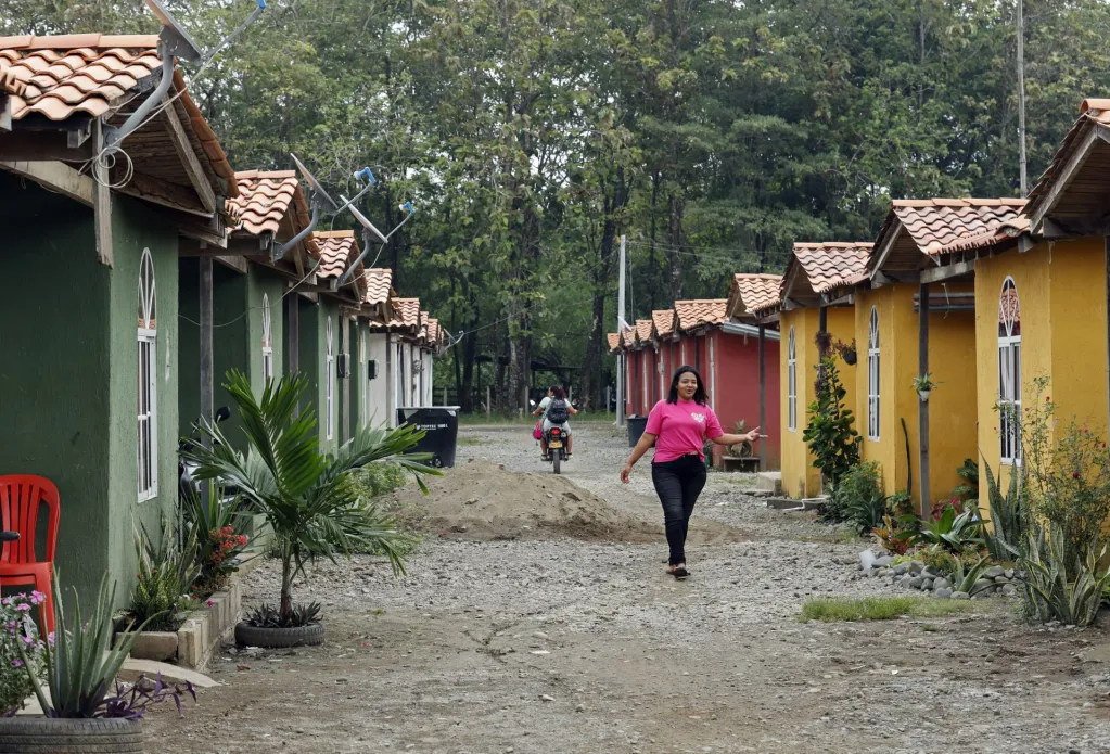 Yira Berbel camina por el barrio conocido popularmente como "Las casitas", en Santa María La Nueva (Colombia). EFE/Mauricio Dueñas Castañeda