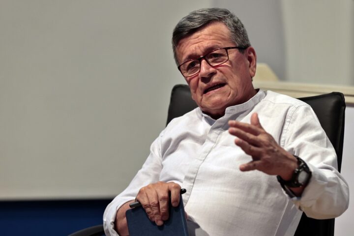 El jefe negociador de la guerrilla del Ejército de Liberación Nacional (ELN), Pablo Beltrán, habla durante una entrevista con EFE en La Habana (Cuba). EFE/Ernesto Mastrascusa