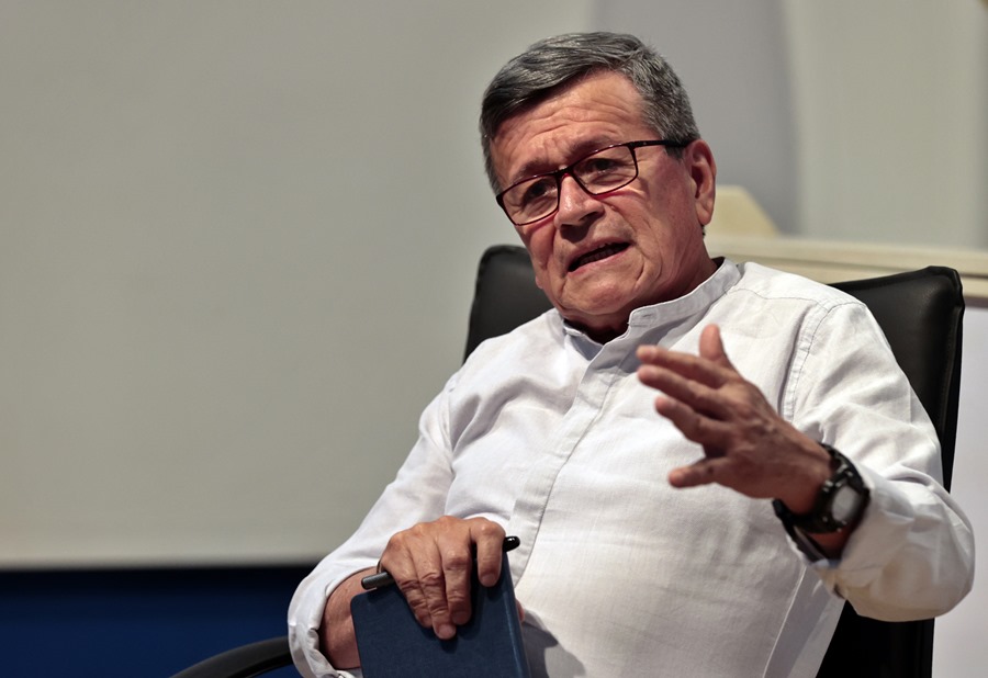 El jefe negociador de la guerrilla del Ejército de Liberación Nacional (ELN), Pablo Beltrán, habla durante una entrevista con EFE en La Habana (Cuba). EFE/Ernesto Mastrascusa