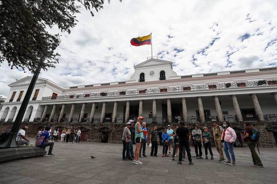 Ciudadanos ecuatorianos caminan a las afueras del Palacio de Gobierno en Quito (Ecuador), en una imagen de archivo. EFE/José Jácome