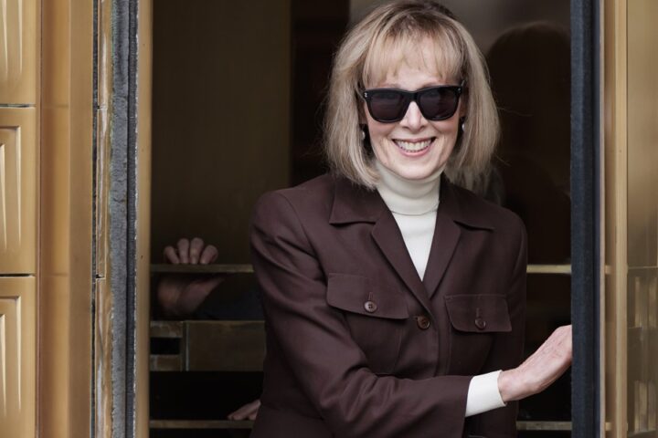 E. Jean Carroll abandona un tribunal federal en Nueva York. EFE/Justin Lane