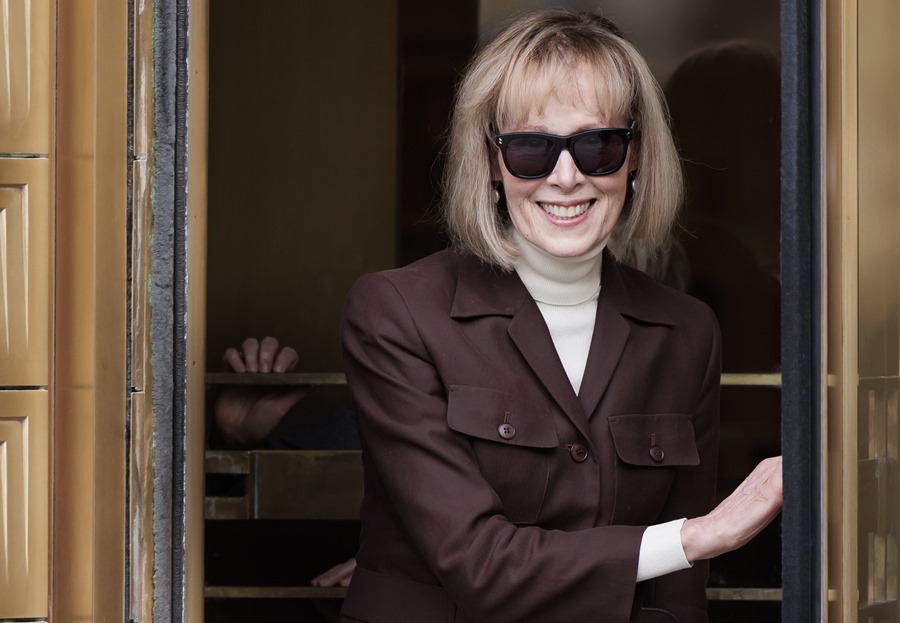 E. Jean Carroll abandona un tribunal federal en Nueva York. EFE/Justin Lane